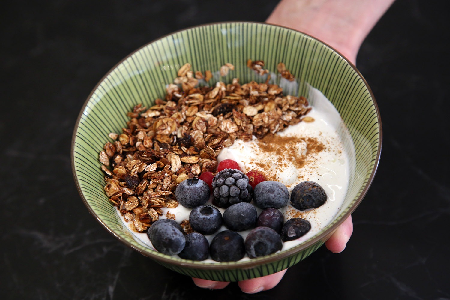 YOGUR CON GRANOLA CASERA Vive en casa